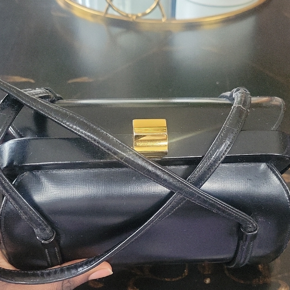 Elegant Black Leather Handbag - Picture 4 of 4